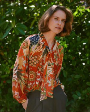 ONE HUNDRED STARS PUSSYBOW BLOUSE FANS SCARLET